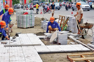 Nghìn tỷ lát đá vỉa hè chỉ để thu “tiền lẻ” trông xe