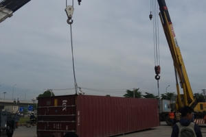 Rơ mooc văng khỏi xe đầu kéo, lật ngang giữa vòng xoay