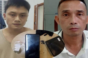 Hai đối tượng dùng ám hiệu để mua bán ma tuý ở bến xe buýt