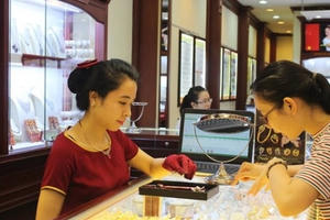 Giá vàng ngày 25/5: Trượt dốc không phanh