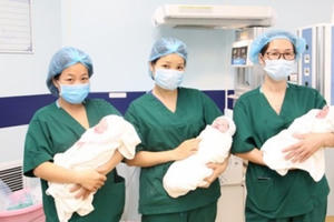 Sản phụ sinh ba, các con nặng 7,5kg