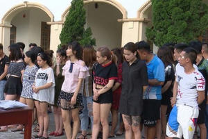 20 cô gái 'thác loạn' với hàng chục gã trai trong quán karaoke lúc nửa đêm