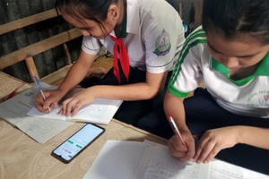 Tháo gỡ khó khăn cho học sinh nghèo học tập trực tuyến