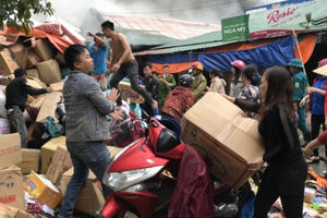 Cháy kho hàng gần chợ Vinh: Tiểu thương liều mình giải cứu hàng hóa