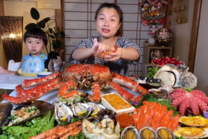 Góc khuất đằng sau nghề “khoe chuyện ăn uống”