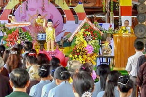 Hàng ngàn Phật tử tham dự lễ Phật đản tại huyện Bù Đăng