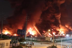 Cháy dữ dội tại một công ty sản xuất sàn nhựa trong KCN ở Bắc Giang