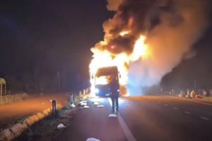 Cháy xe khách giường nằm trên đường Hồ Chí Minh qua Đắk Lắk, 46 người kịp thoát thân