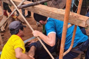 Bị ngạt khí dưới giếng 5 người thương vong