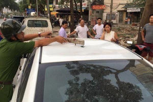 Hà Nội: Nữ tài xế hốt hoảng vì đoạn sắt to rơi trúng nóc xe mình