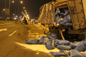 Tài xế ngủ gật, xe tải tông nhau lật nhào trên đường cao tốc