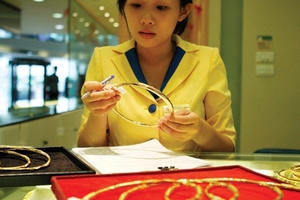 Giá vàng hôm nay 23/6: Khó đoán như vàng