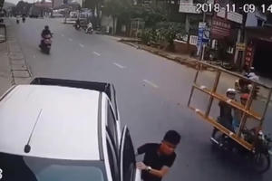 [Clip]: Tài xế bán tải ngủ gật húc bay ô tô đỗ ven đường