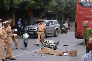 Nam Định: Một phụ nữ chết thảm dưới bánh xe khách