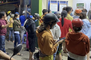 Công nhân khổ sở xếp hàng dài chờ nhận lương tại cây ATM Công nhân khổ sở xếp hàng dài chờ nhận lương tại cây ATM