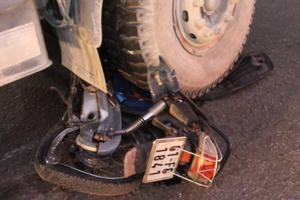 “Hung thần” cán nát vụn xe máy, một người nguy kịch