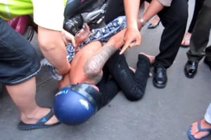 TP Hồ Chí Minh: Cô gái dũng cảm đuổi theo, bắt giữ 2 tên cướp