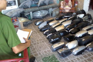 VIDEO: Cảnh sát mật phục bắt “nóng” kẻ bẻ trộm hàng loạt gương chiếu hậu xe ô tô