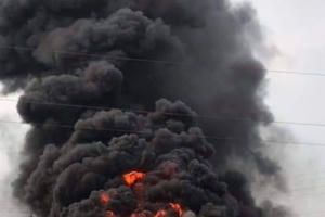 Xe khách cháy trơ khung trên cao tốc Hà Nội - Bắc Giang