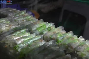 TPHCM: Người đàn ông gần 20 năm bán bò bía 1000 đồng phục vụ học sinh