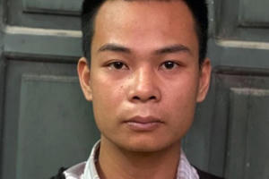 Dùng dao bầu dí vào cổ nhân viên cửa hàng điện thoại để cướp hơn 50 triệu đồng