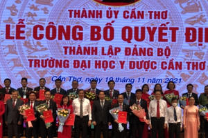 Công bố quyết định thành lập Đảng bộ Trường Đại học Y Dược Cần Thơ trực thuộc Thành ủy