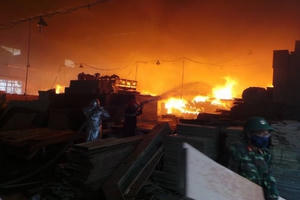 Hà Nội: Cháy lớn tại khu công nghiệp Ngọc Hồi