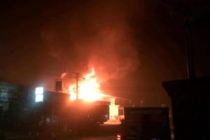 Đắk Lắk: Cây xăng bất ngờ bùng cháy trong đêm