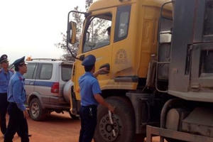 Quảng Bình: Tài xế cố thủ trong ca-bin chống đối Thanh tra giao thông