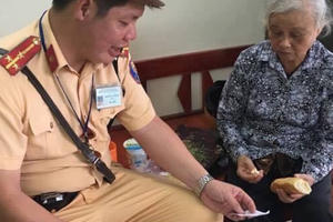 Hà Nội: CSGT Đội 6 giúp một cụ già bị kẻ gian rạch túi lấy hết tiền về quê