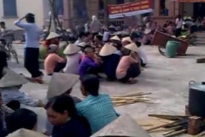 Tố sai phạm của quan xã, 17 dân quê lĩnh án vì....nấu cháo ở UBND