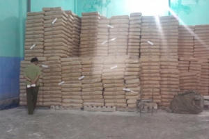 TP HCM: Phát hiện cơ sở chứa hàng trăm tấn bột mì giả