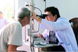 BĐBP Tây Ninh khám mắt, cấp thuốc miễn phí và tặng quà cho Nhân dân biên giới