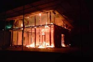 Clip gia chủ bất lực nhìn căn nhà gỗ hai tầng vừa mới dựng bị cháy thành than