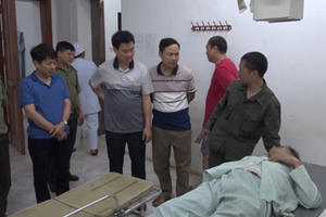 Nghẹt thở cứu 2 cán bộ Công an bị rơi xuống núi khi chữa cháy rừng