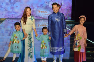 Tuần lễ thời trang trẻ em Việt Nam 2017: Phan Anh cùng vợ và 3 con diện áo dài sải bước trên sân khấu