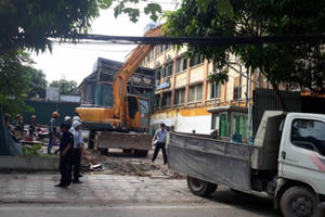 Đang cưỡng chế cơ sở kinh doanh sai phạm tại mương Phan Kế Bính