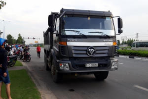 Bình Dương: Xe máy bị xe ben cán nát, một người tử vong