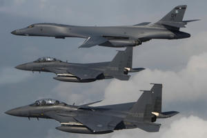 Máy bay ném bom Mỹ tập trận phóng tên lửa răn đe Triều Tiên