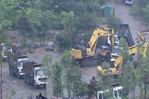 Quảng Ninh: Lợi dụng mở đường chuyển vật liệu lên chùa Hồ Thiên để khai thác than trái phép Quảng Ninh: Lợi dụng mở đường chuyển vật liệu lên chùa Hồ Thiên để khai thác than trái phép