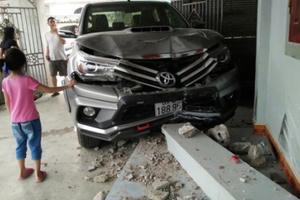 Xe ô tô bán tải lao vào nhà dân, hai bà cháu may mắn thoát nạn