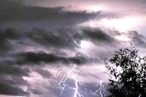 Hà Nội sắp có mưa giông, trong cơn giông khả năng có lốc sét và gió giật mạnh