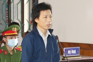 Ngồi tù 8 năm vì cầm chai thủy tinh truy sát vợ Ngồi tù 8 năm vì cầm chai thủy tinh truy sát vợ