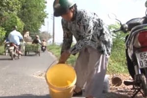 Đồng Tháp: Gặp người phụ nữ vá đường từ thiện