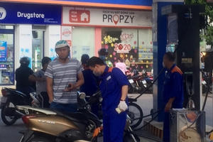 Xăng khan hiếm: Do găm hàng, điều hành bất cập?