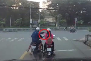 [Clip]: Hai cô gái thẫn thờ nhìn tên cướp giật điện thoại rồi tẩu thoát