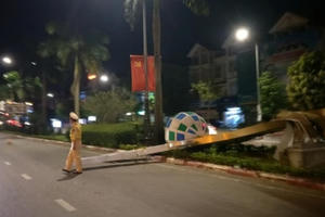 Dư luận đặt câu hỏi về “độ bền” của công trình khi hàng loạt cột đèn bị "hạ gục" chỉ sau 1 trận dông Dư luận đặt câu hỏi về “độ bền” của công trình khi hàng loạt cột đèn bị "hạ gục" chỉ sau 1 trận dông