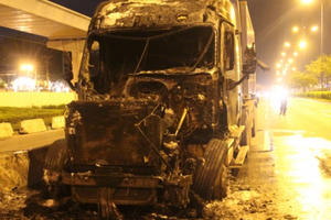 Lửa bao trùm xe đầu kéo, tài xế đạp cửa thoát thân