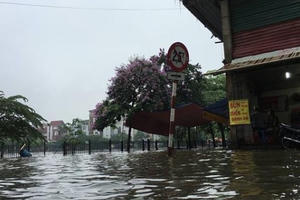 Hà Nội: Chìm trong biển nước chỉ sau... một trận mưa