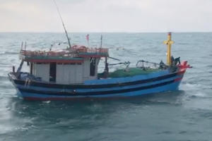 Cứu hộ tàu cá cùng 6 ngư dân gặp nạn cách đất liền 76 hải lý